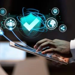 homem com tablet com chave de segurança